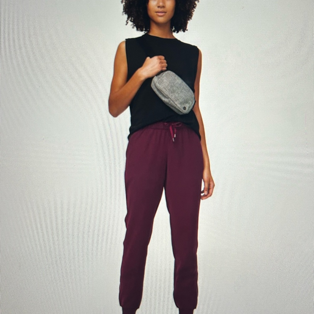 Lululemon “ON THE FLY JOGGER” Sz 4 Dark Adobe, quick dry, easy wash